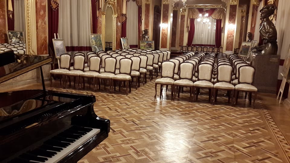 Во Львовской опере установили роскошные стулья (фото)
