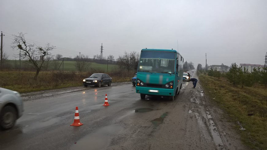 На Львівщині маршрутка збила людину (фото)