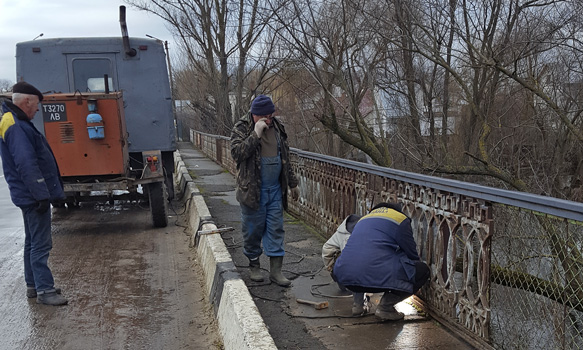 На Львівщині на мосту через Західний Буг невідомі вкрали частину огорожі