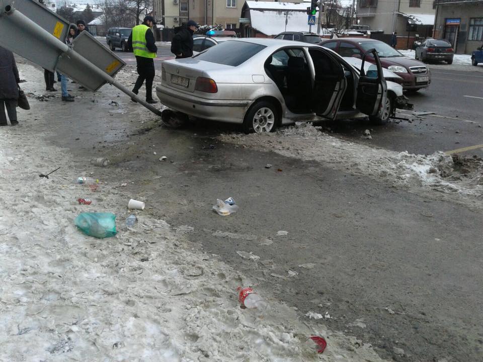 У Львові BMW в'їхав у бетонну опору