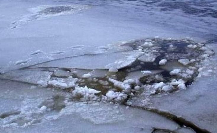 Во Львове двое школьников провалились под лед