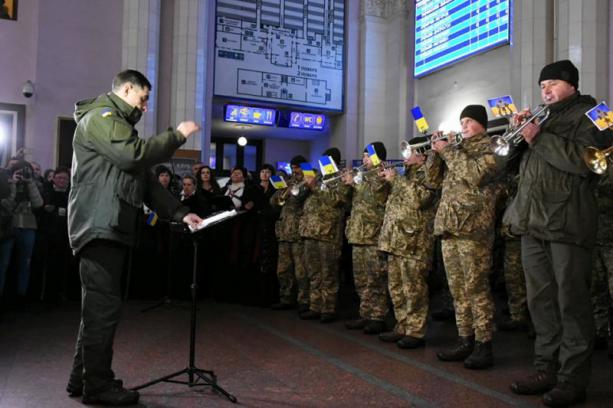 На залізничних вокзалах Львівщини відбувся флеш-моб на честь Героїв Крут