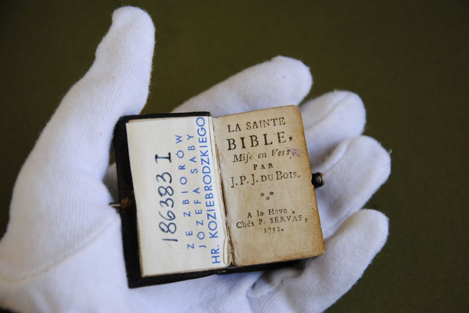 У Львові реставрують крихітну Біблію