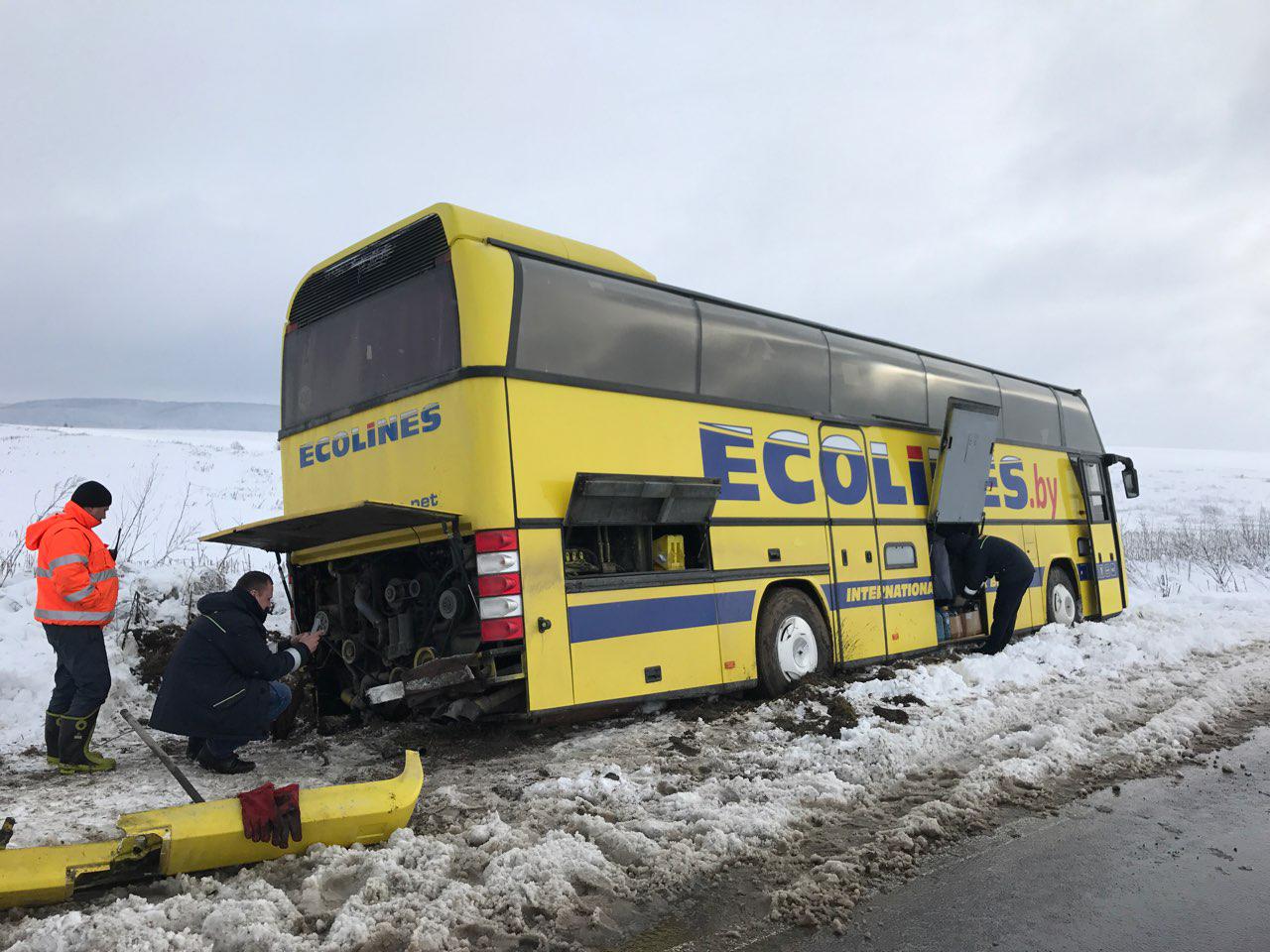 На Львівщині через негоду застряг туристичний автобус (фото)
