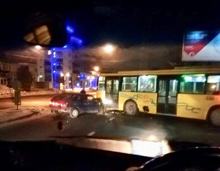 У Львові тролейбус потрапив у ДТП (фото)