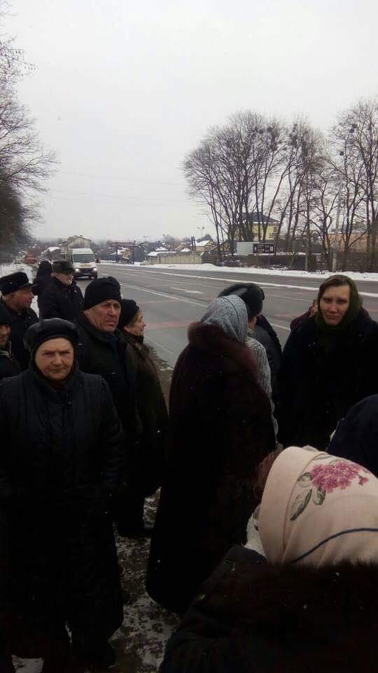 На Львівщині люди перекрили дорогу (фото)