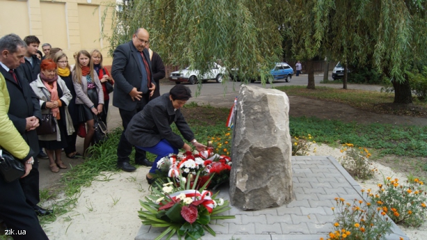 Под Львовом вандалы разрушили памятник поляку