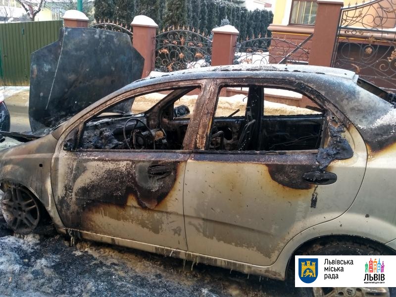 Во Львове сгорела машина жены чиновника горсовета
