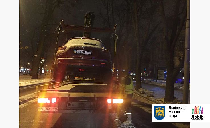 У Львові на арештмайданчик евакуювали 6 автомобілів