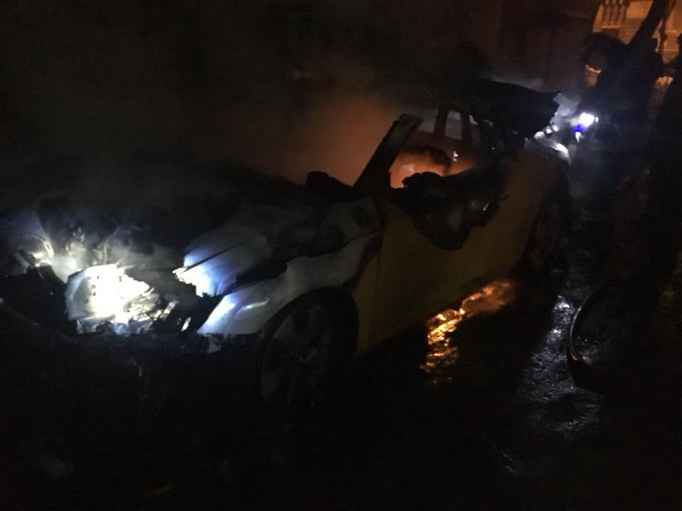 В центрі Львова згорів автомобіль (фото, відео)