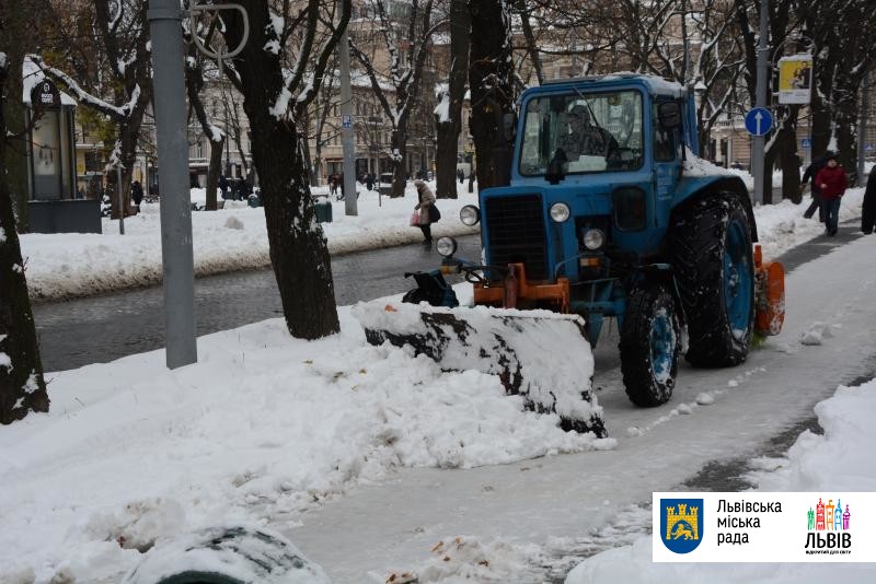 Львовские коммунальщики закупят тракторы для уборки тротуаров