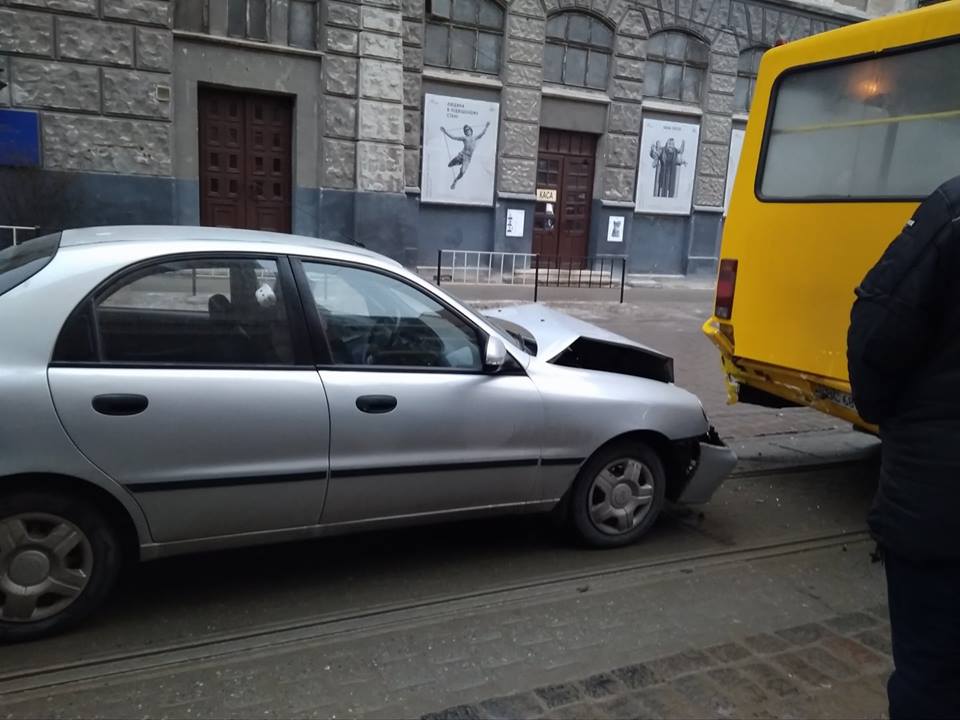 Автомобиль ЗАЗ врезался в маршрутку
