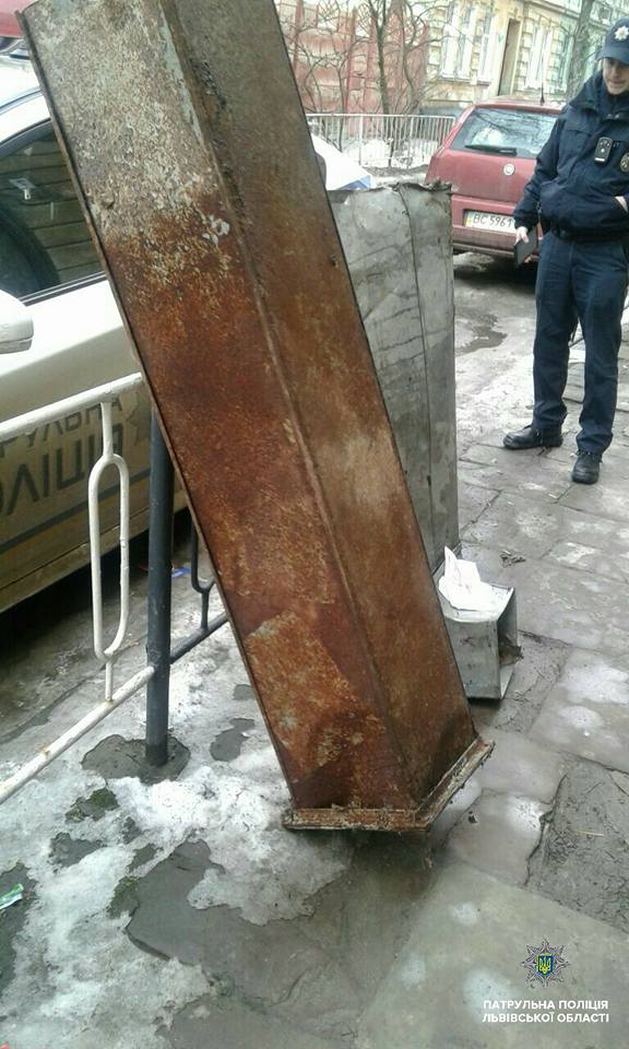 У Львові перехожий допоміг викрити викрадачів металу