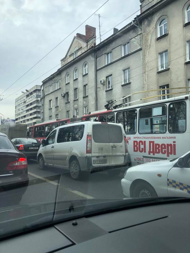 У Львові зіткнулися тролейбус та фура