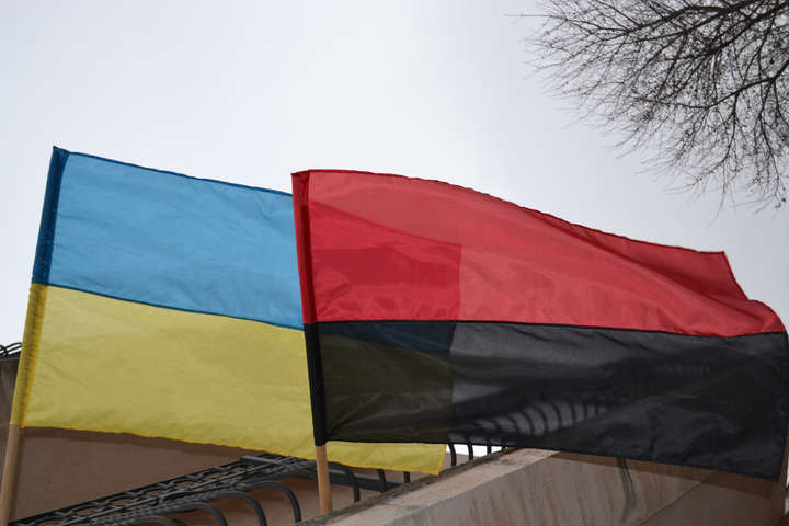 Во Львове определили дни, когда будет вывешиваться красно-черный флаг
