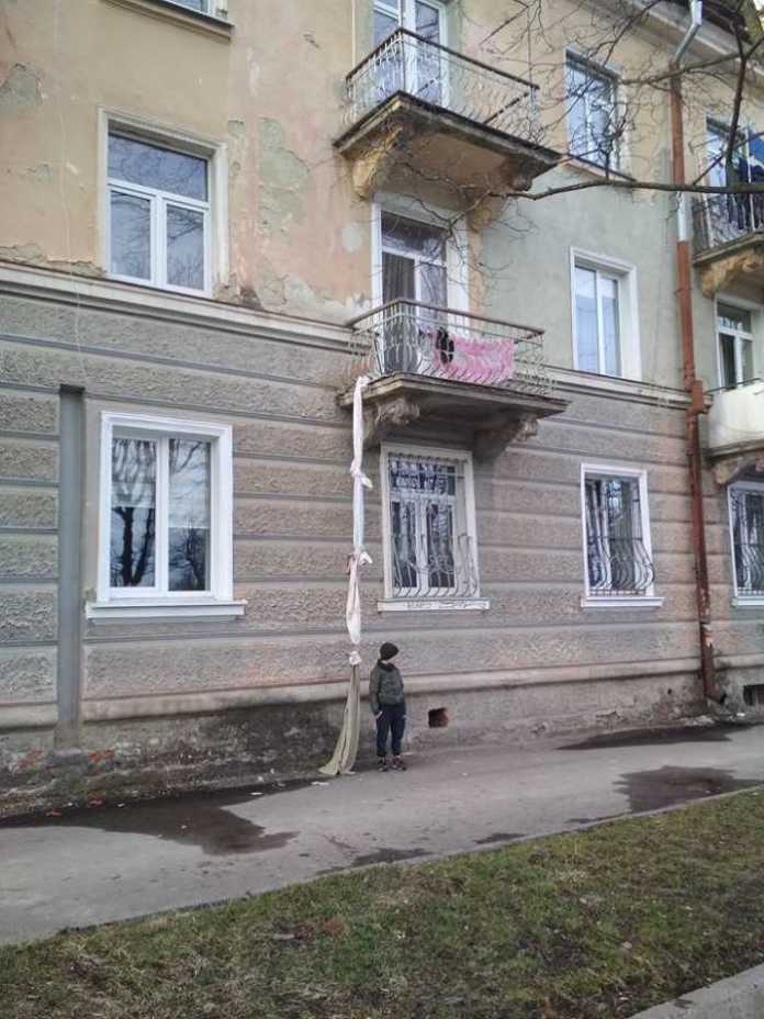 В Дрогобыче с балкона упал ребенок