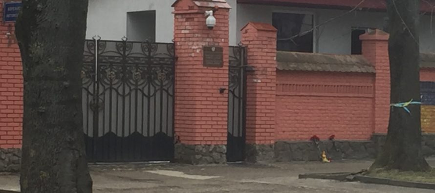 К российскому консульству во Львове несут цветы и игрушки (фото)