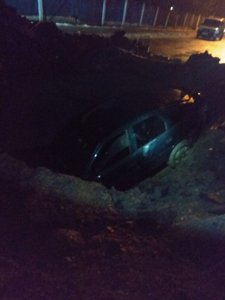 На Львовщине автомобиль упал в яму, разрытую водоканалом (фото)