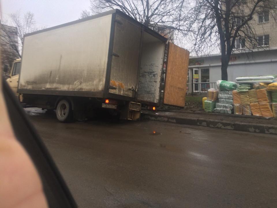 Во Львове грузовик колесом провалился под асфальт