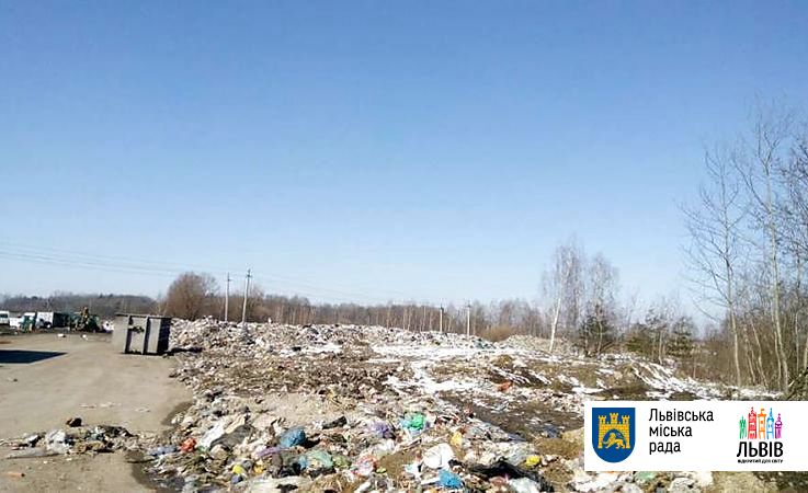 На улице Северной во Львове накопились горы мусора