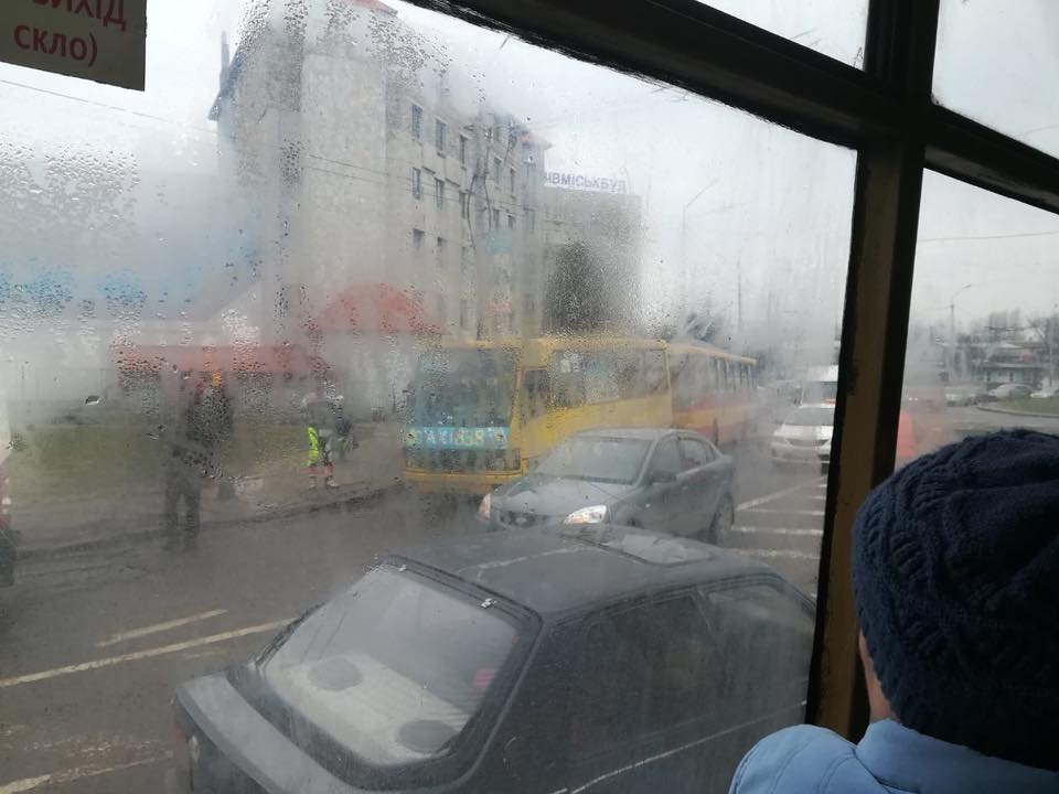 Во Львове столкнулись маршрутка и троллейбус