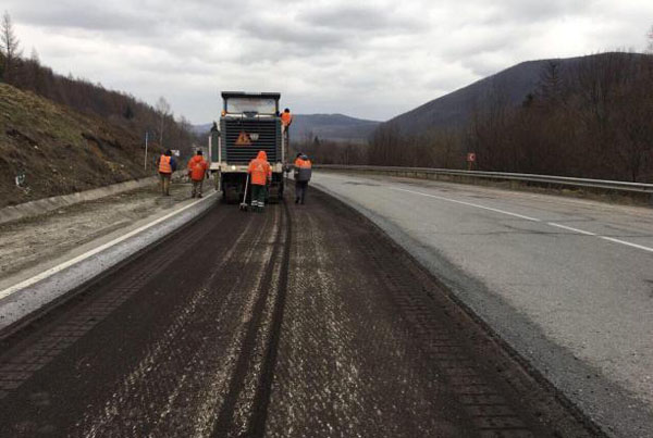 Ремонтники приступили к ремонту автодороги Киев-Чоп