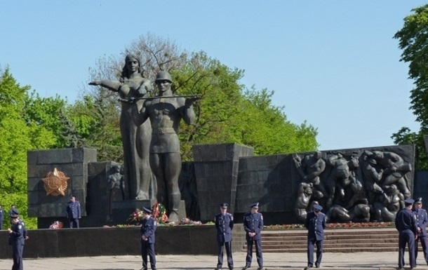 Монумент Слави обгородять потужною огорожею
