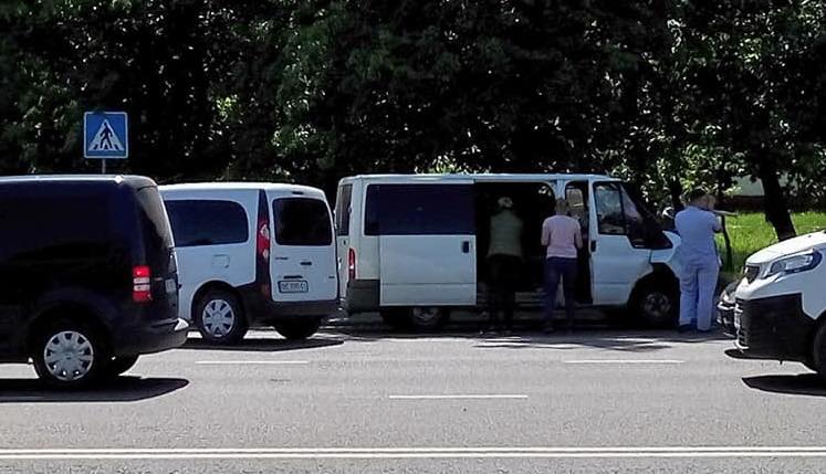 У Львові зіткнулися автобус та патрульний автомобіль, є постраждалі