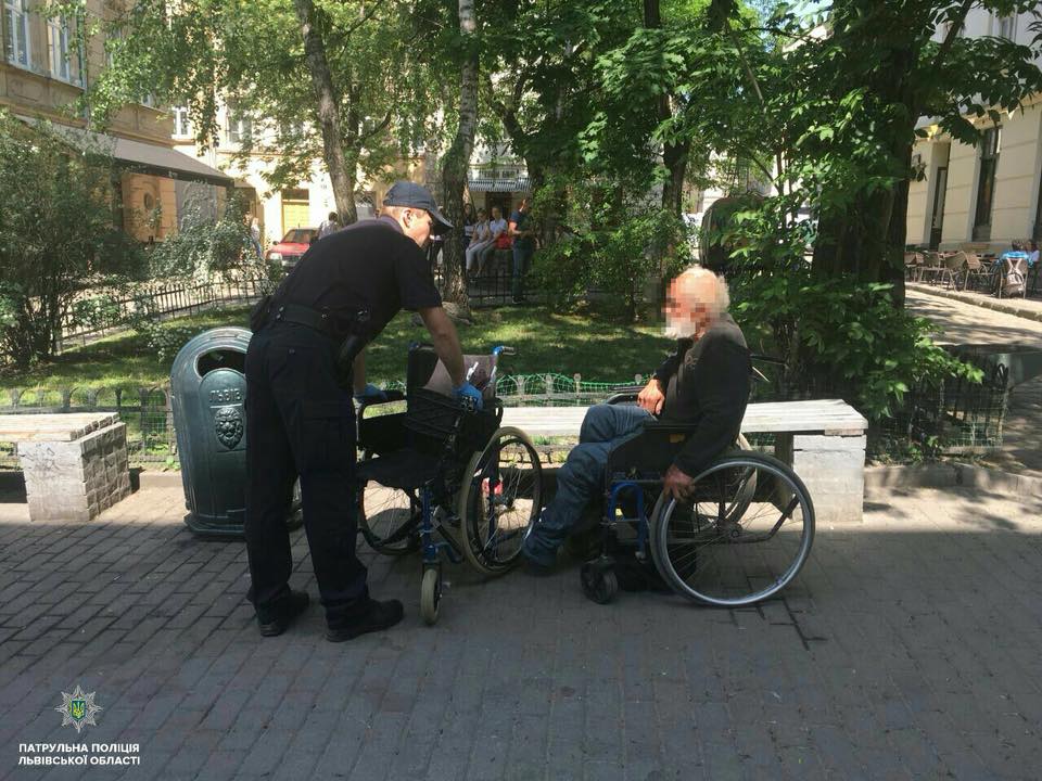 Во Львове волонтеры вместе с патрульными помогли бездомному