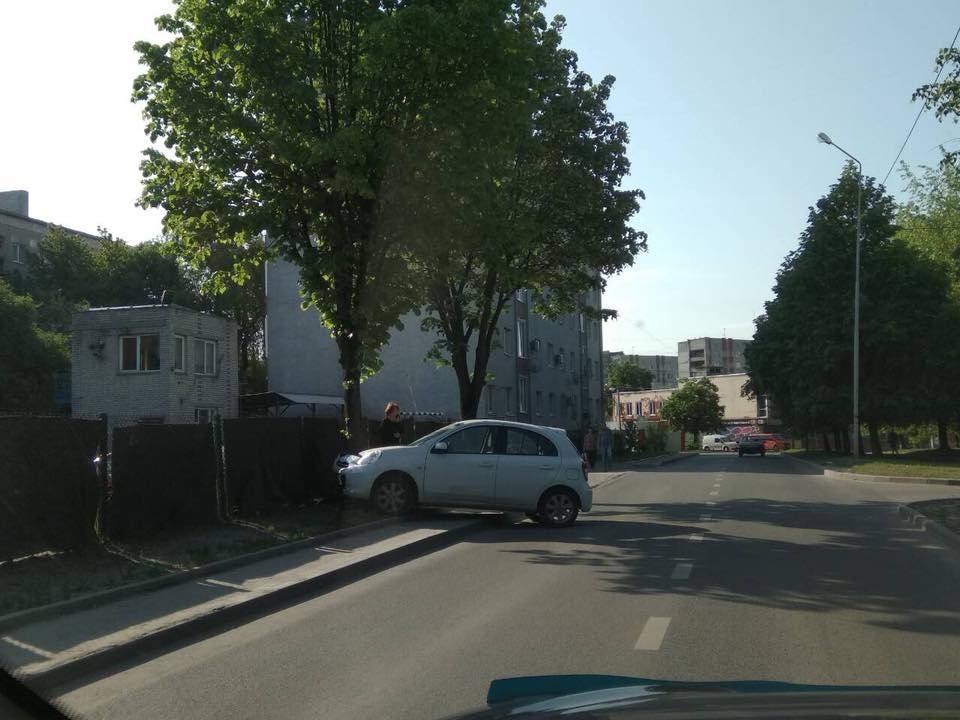 У Львові автомобіль в'їхав в дерево (фото)
