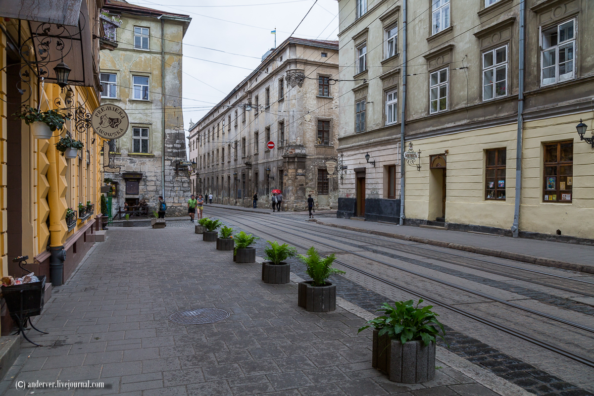В историческом центре Львова меняют пластиковые окна на деревянные
