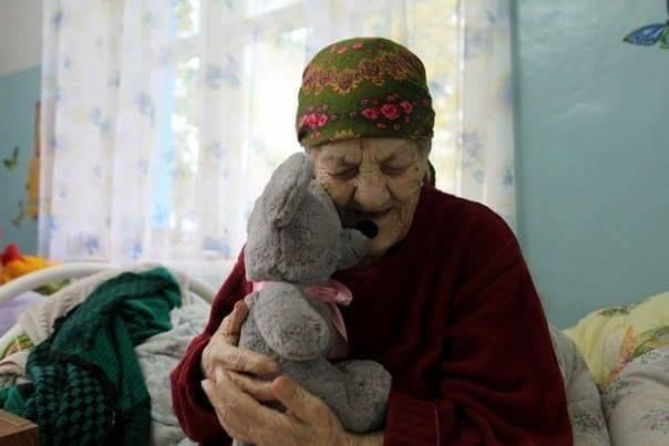 Львів’ян просять приносити продукти та речі для покинутих літніх людей