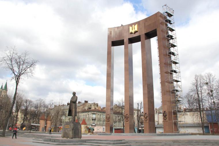 Львів'янин поскаржився на галасливі заходи біля пам'ятника Степану Бандері