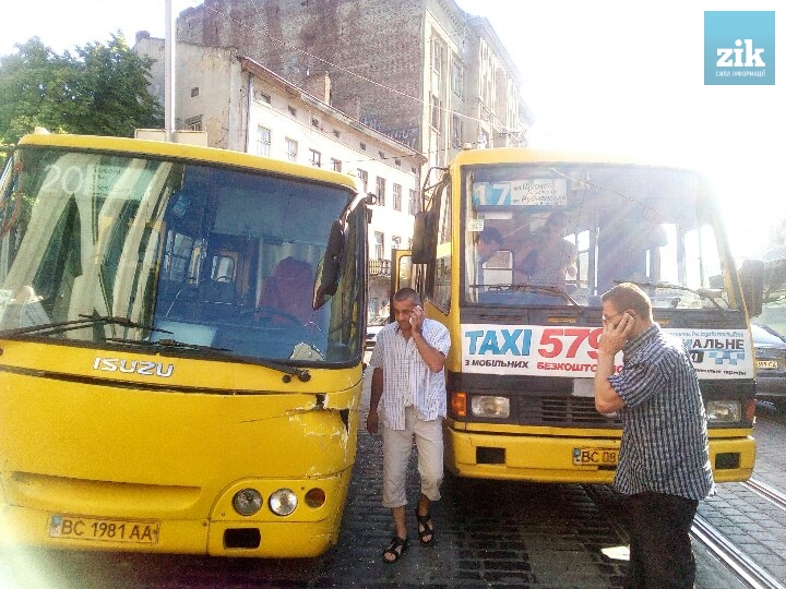 В центре Львова столкнулись маршрутки