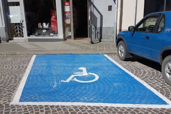 Во Львове ввели новую маркировку паркомест для людей с инвалидностью