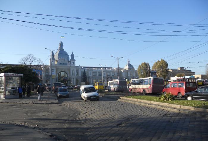 Мерію Львова просять залишити на Двірцевій історичну бруківку