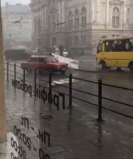 Во Львове на автомобиль упала рекламная конструкция