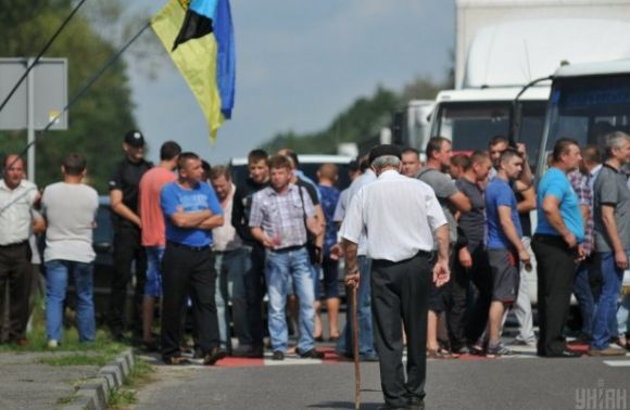 Під Львовом люди перекрили дорогу