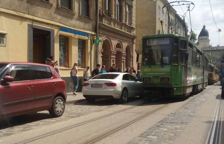 У Львові автомобіль заблокував рух трамваїв (фото)