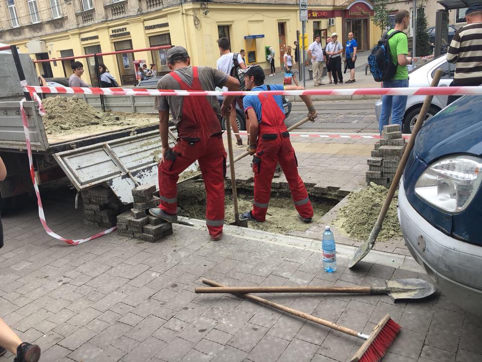 На вулиці Дорошенка у Львові встановлюють зупиночні павільйони