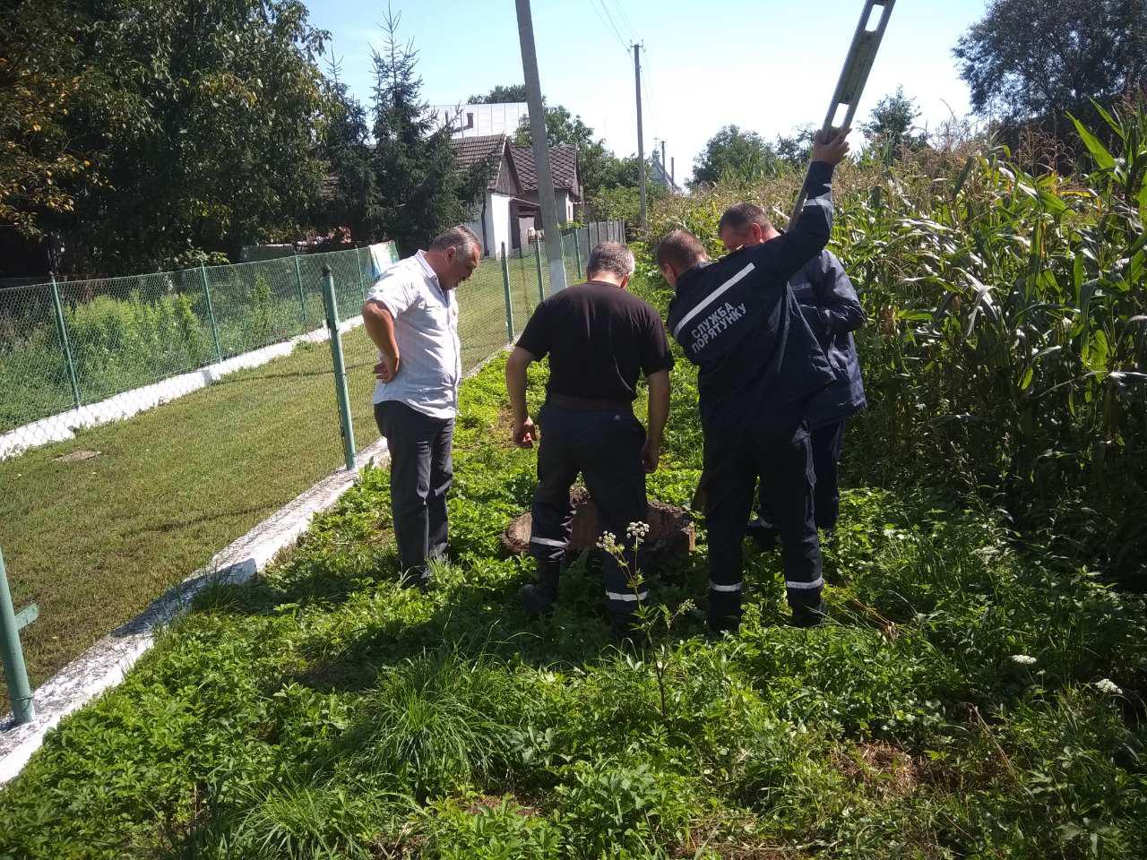 На Львівщині сільський голова допоміг врятувати собаку