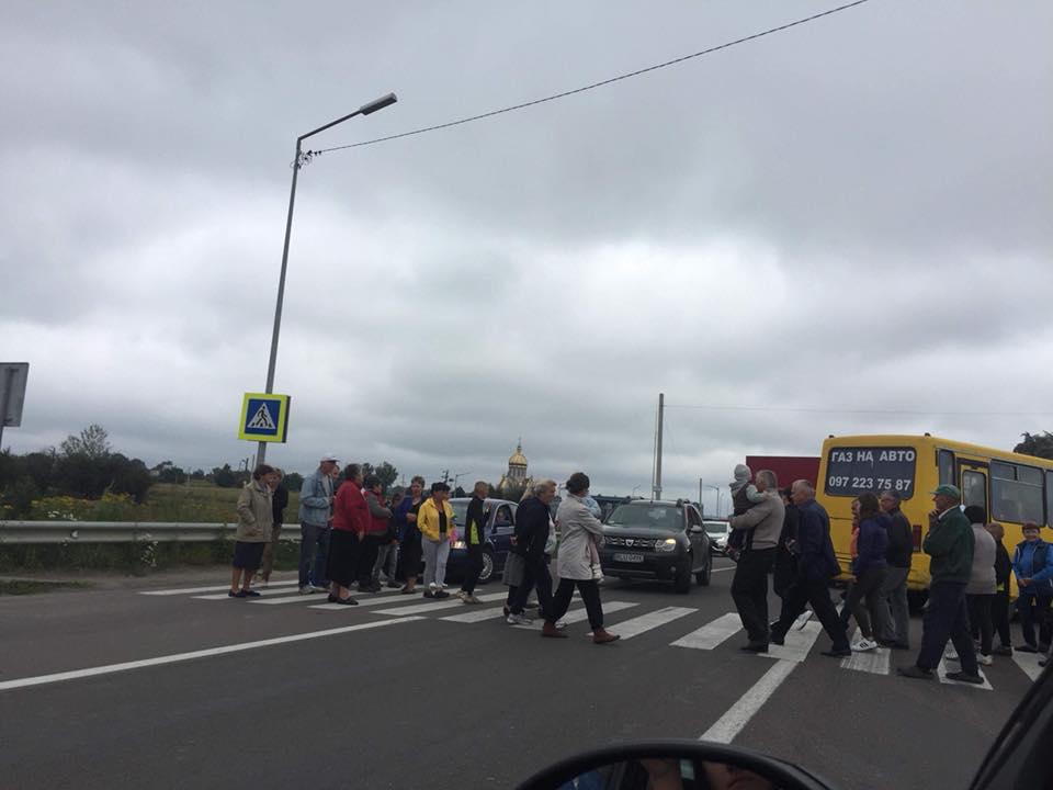 На трасі Львів – Краківець люди перекрили дорогу
