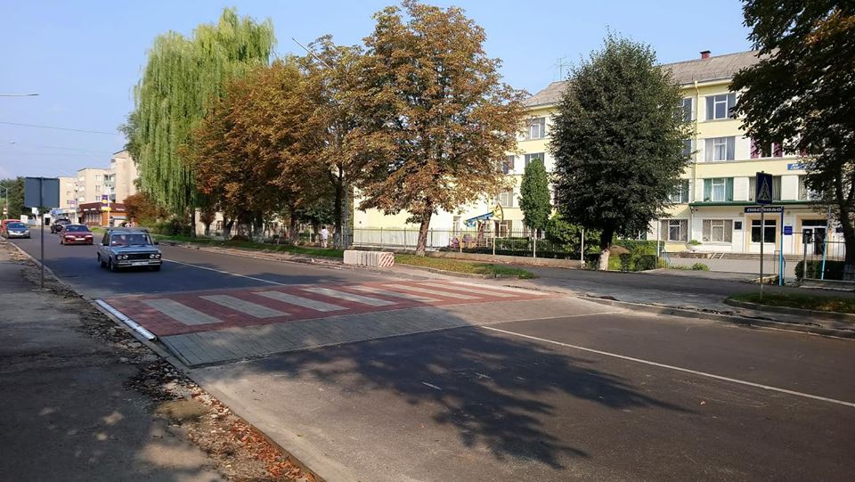У Дрогобичі облаштували перший піднятий пішохідний перехід (фото)