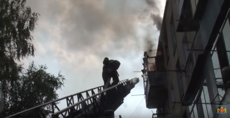 У Львові в багатоповерхівці горіла квартира (відео)