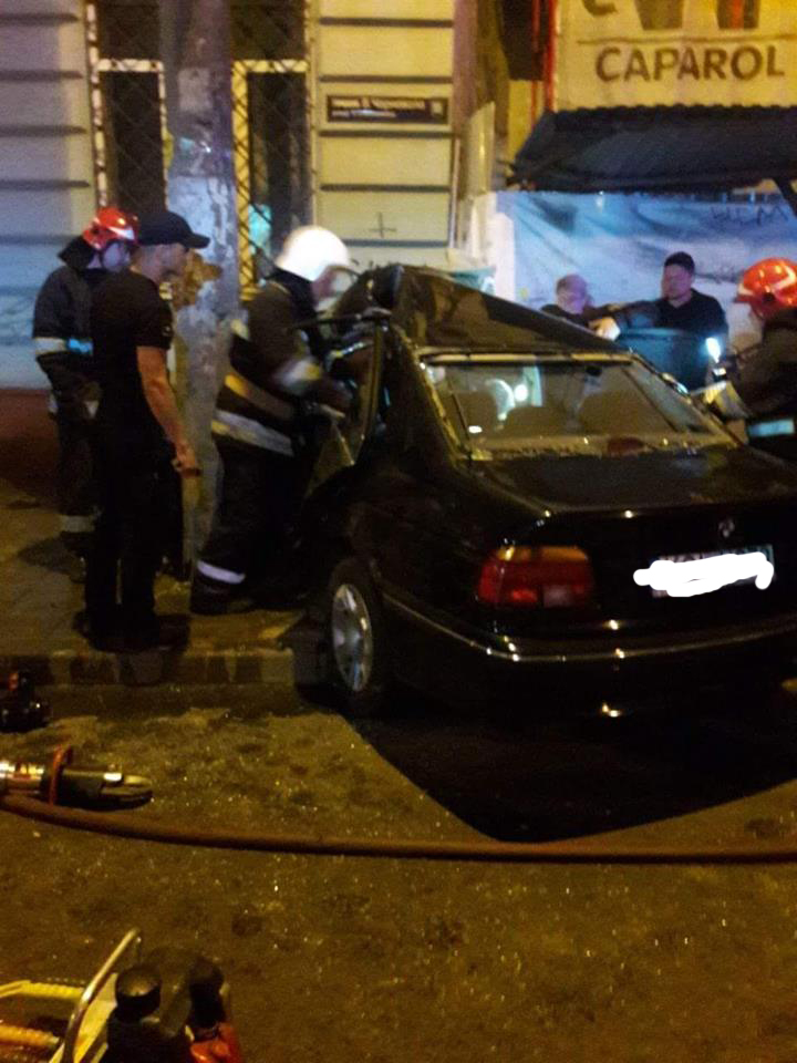 Во Львове 23-летний водитель BMW въехал в столб