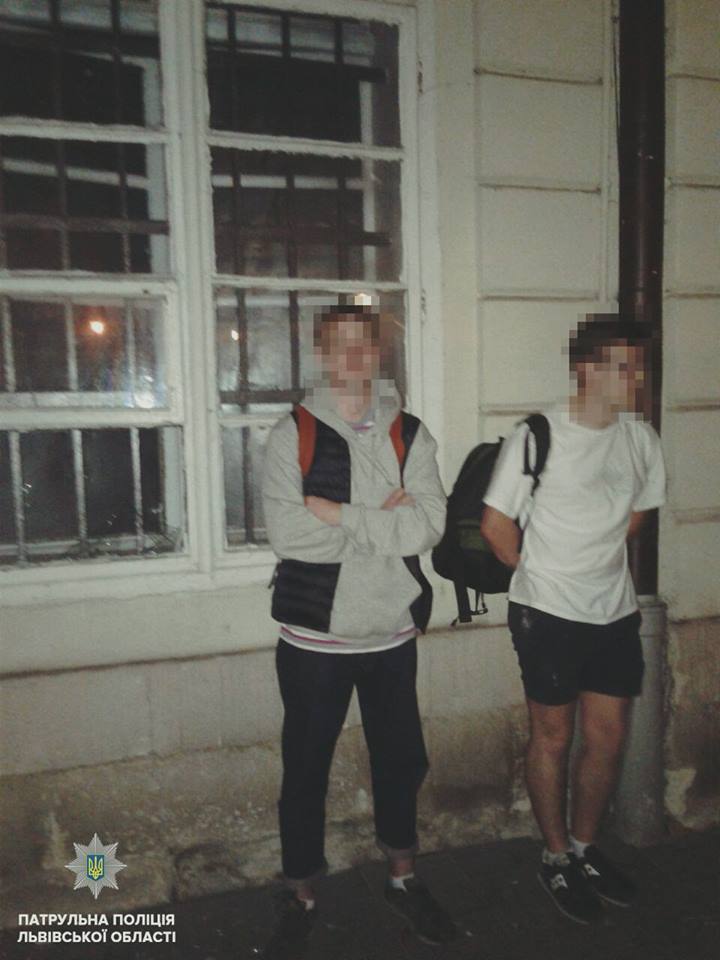 Иностранцы разбили окно в ратуше Львова