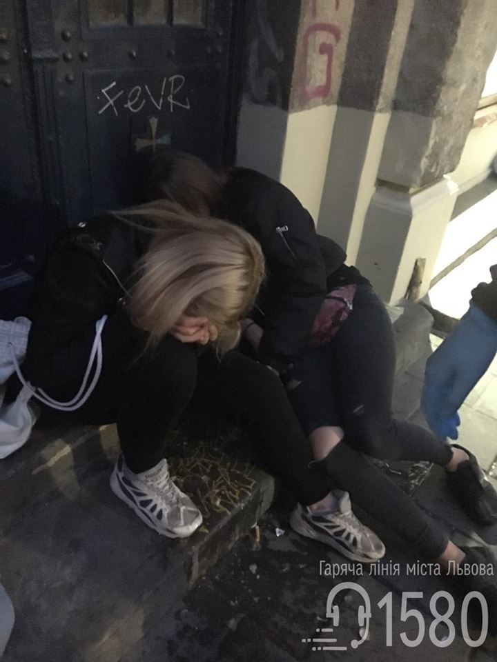 Во Львове госпитализировали двух пьяных девочек-подростков