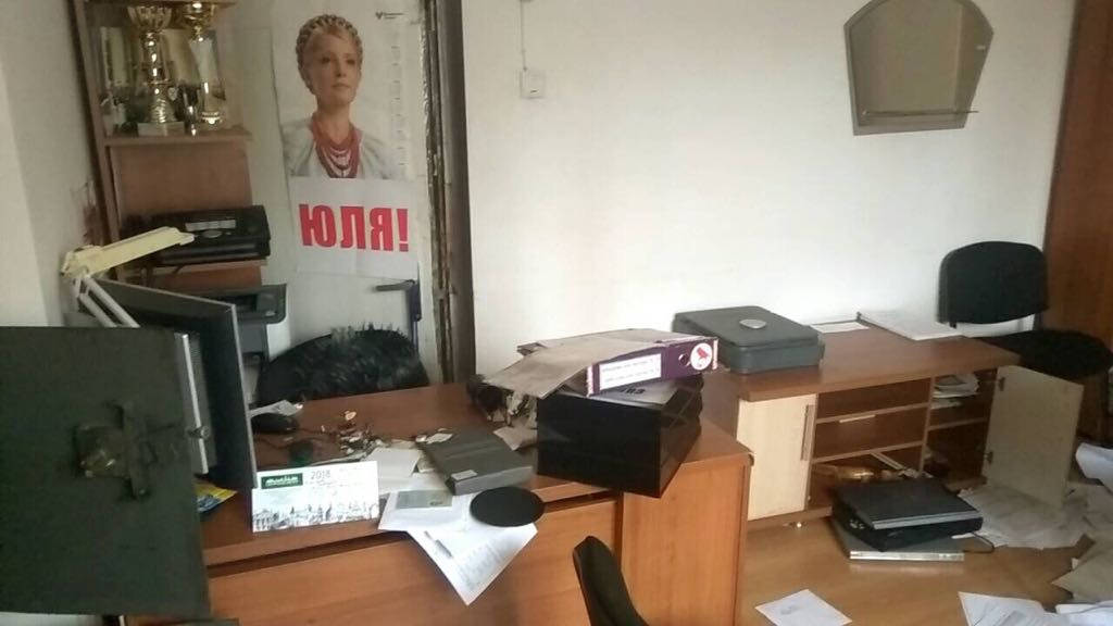 В Червонограді пограбували офіс "Батьківщини"
