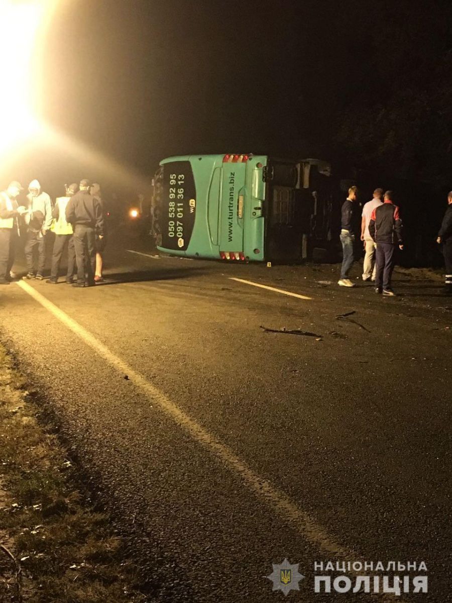 На Львівщині зіткнулися автомобіль та автобус, є загиблі (фото)