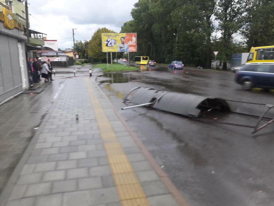 У Львові вітер позривав рекламні конструкції (фото)